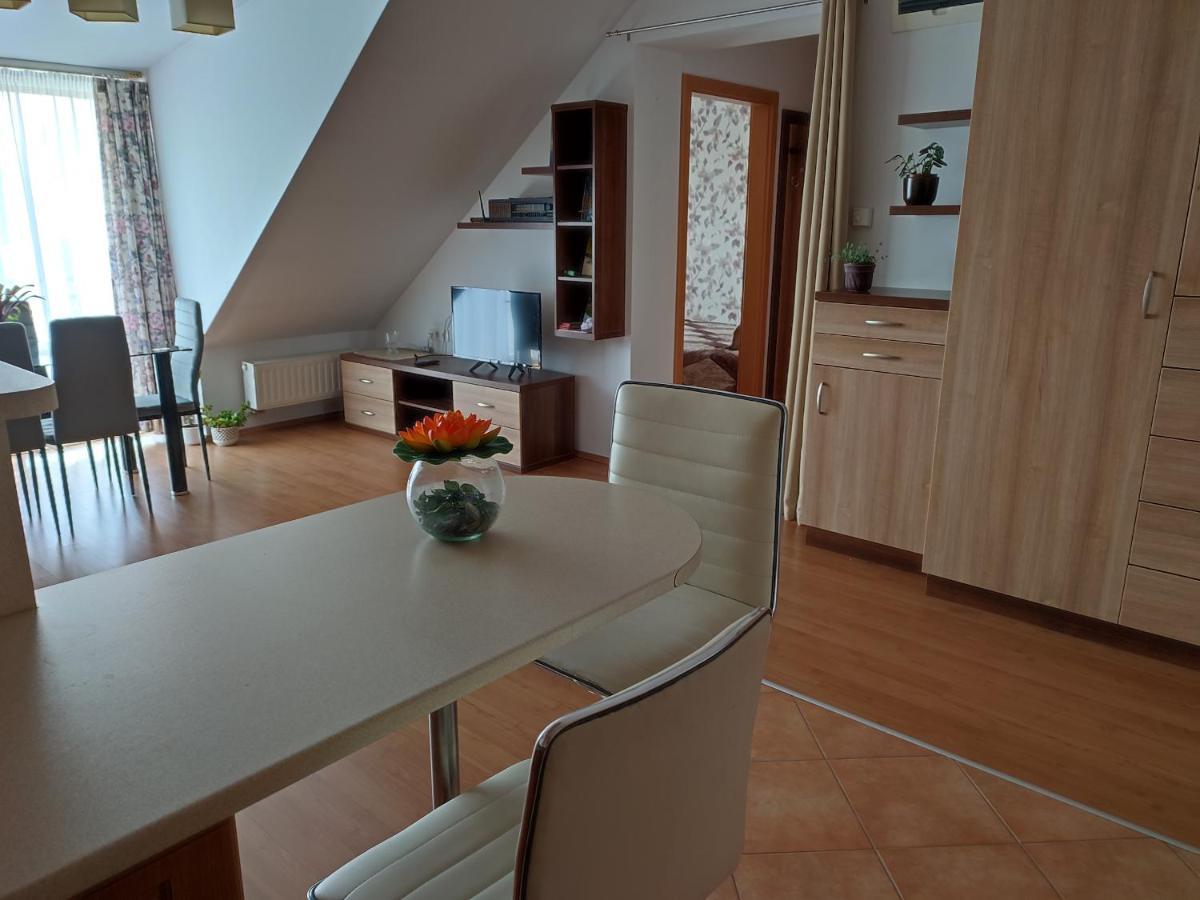 Larix Apartman Sarvar Ngoại thất bức ảnh