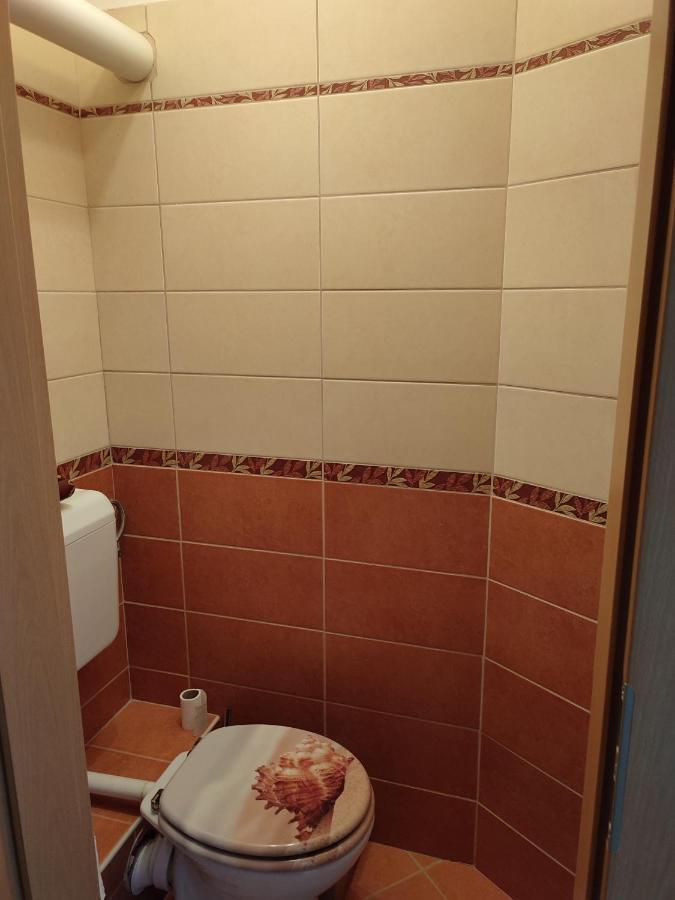Larix Apartman Sarvar Ngoại thất bức ảnh